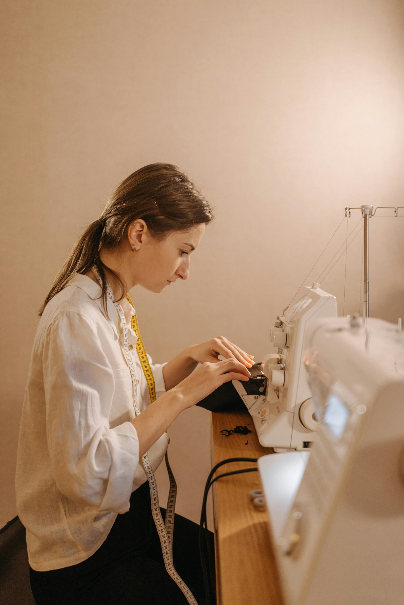 How to Properly Use a Sewing Machine: Essential Tips for Beginners in 2025